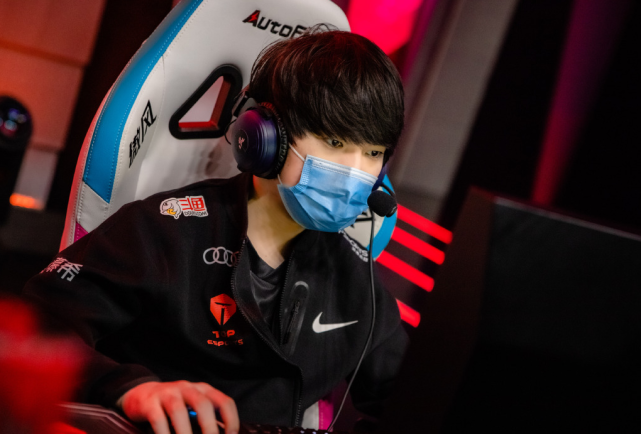 MAD险胜TSM，JackeyLove操刀奇招英雄翻盘激烈交锋四强赛，引爆全场热议