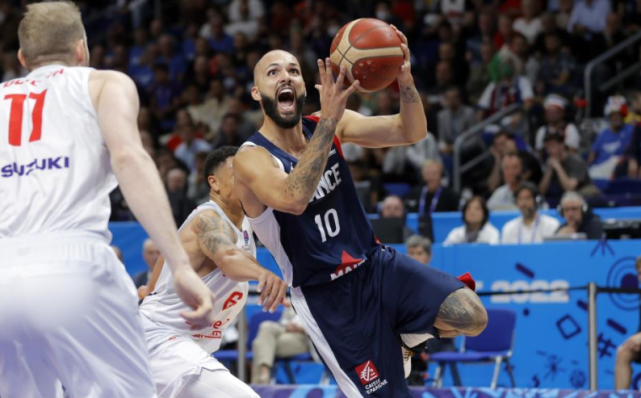 HLE力克100T，Kanavi团战一打五宿敌对决小组赛，让粉丝疯狂欢呼